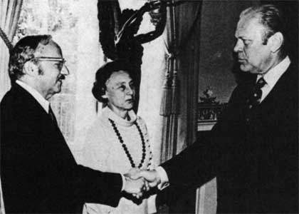 Fotografía de Gerald Ford entregando el premio 'National Medal of Science in the Mathematical, Statistical, and Computer Sciences discipline' a George Bernard Dantzig en 1975